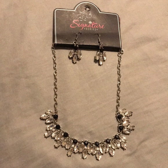 😍💎🛍Necklace with matching earrings! Retail $25